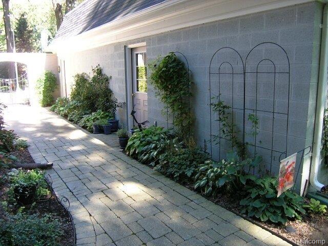 175 Vendome Road Grosse Pointe, MI 48236 - Photo 20 of 23 Side Garden