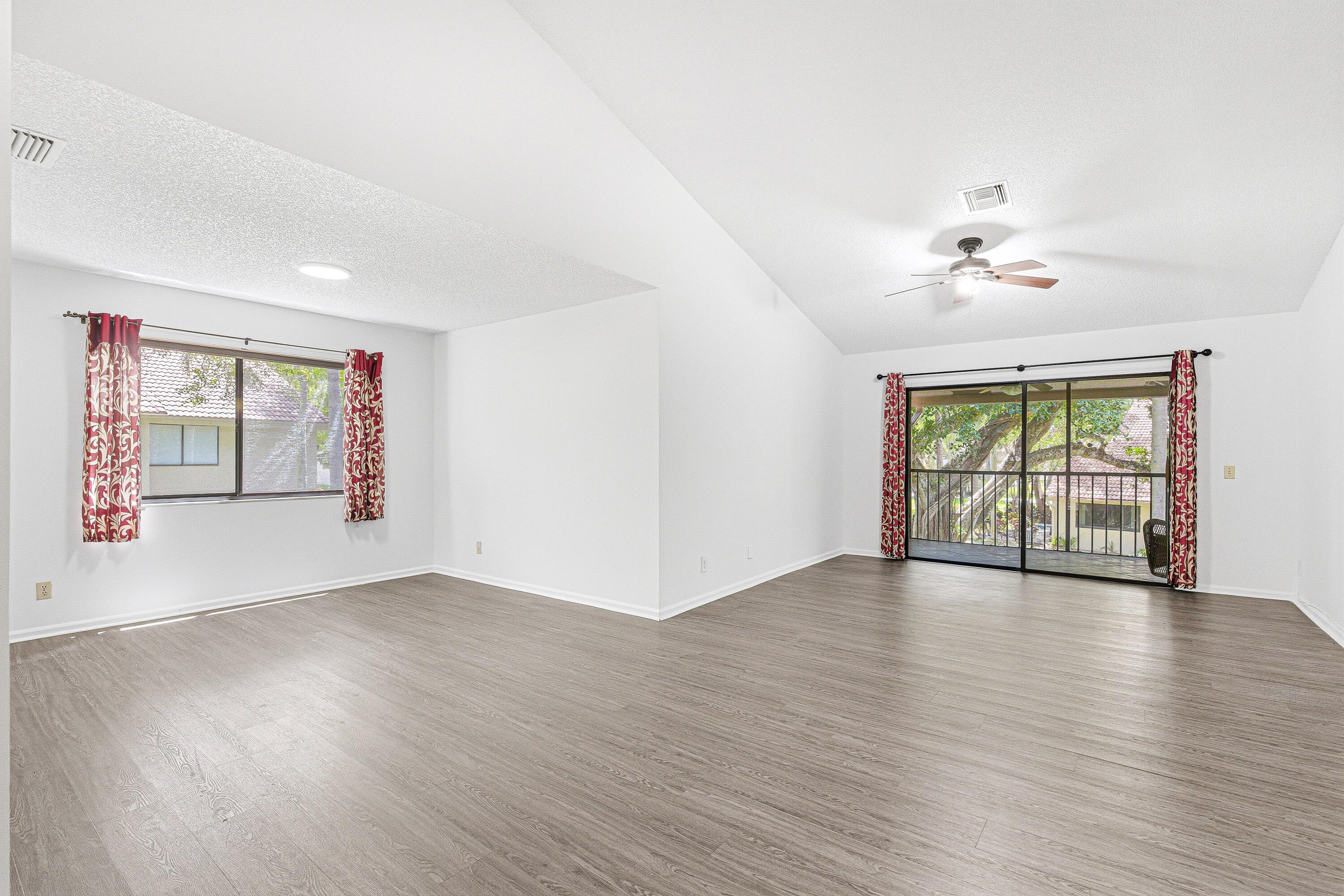 5530 Coach House Circle Boca Raton, FL 33486 - Photo 11 of 27 Livingroom-Dining Area