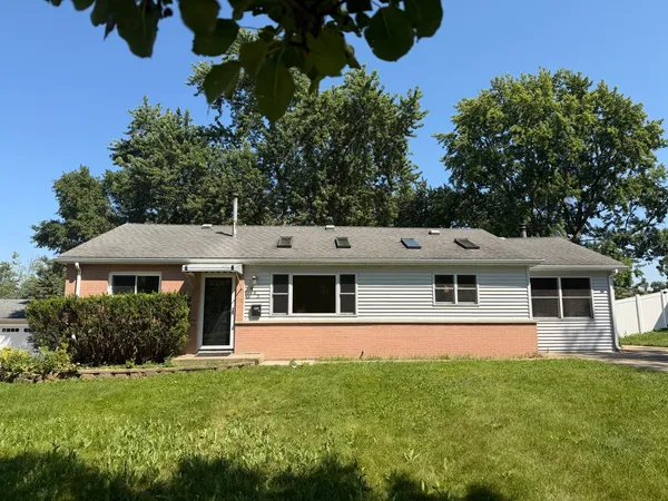 $369,000 | 465 Arizona Boulevard, Hoffman Estates, IL 60169
