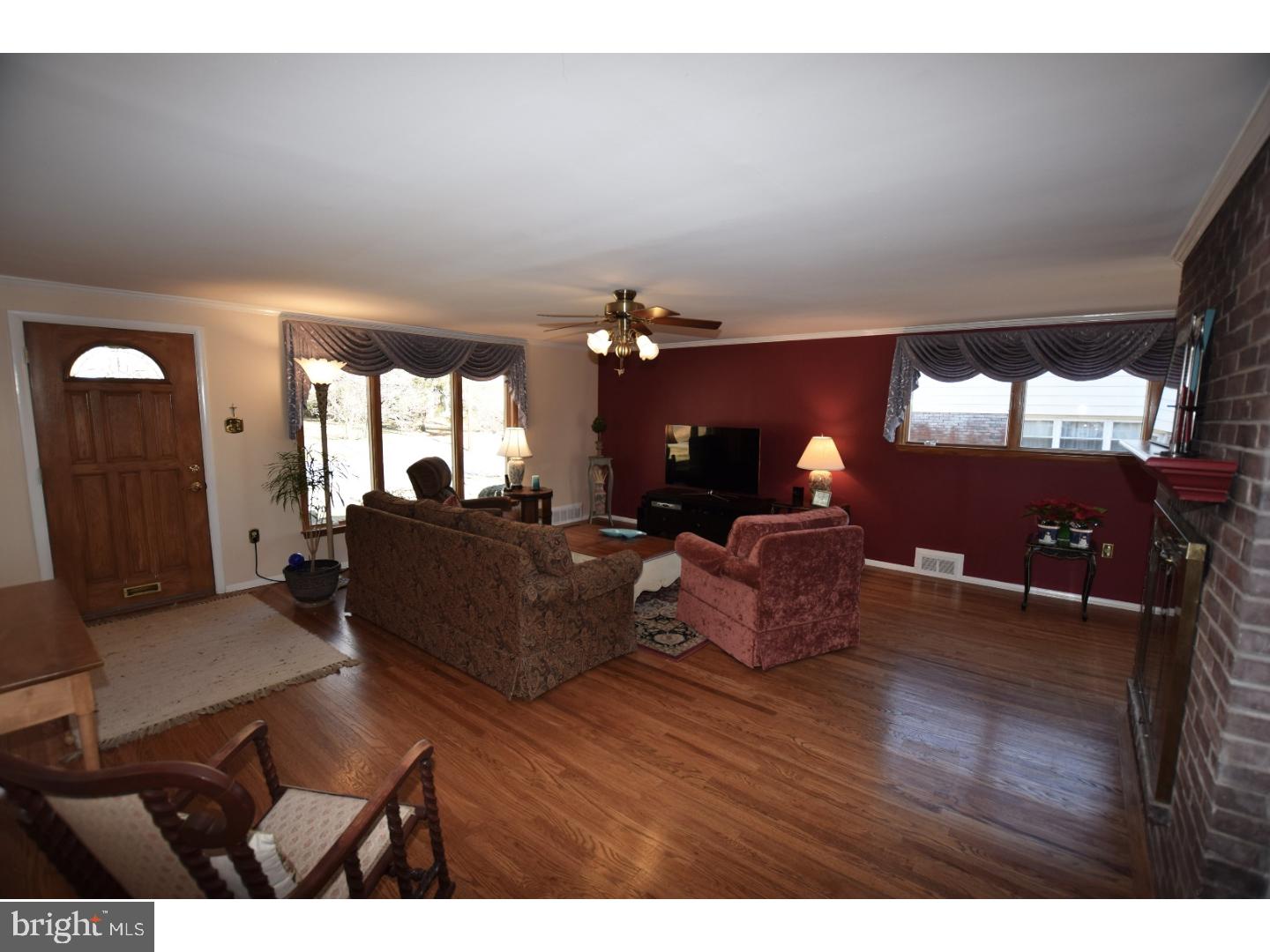 257 Ellis Road Havertown, PA 19083 - Photo 4 of 25 Living Room