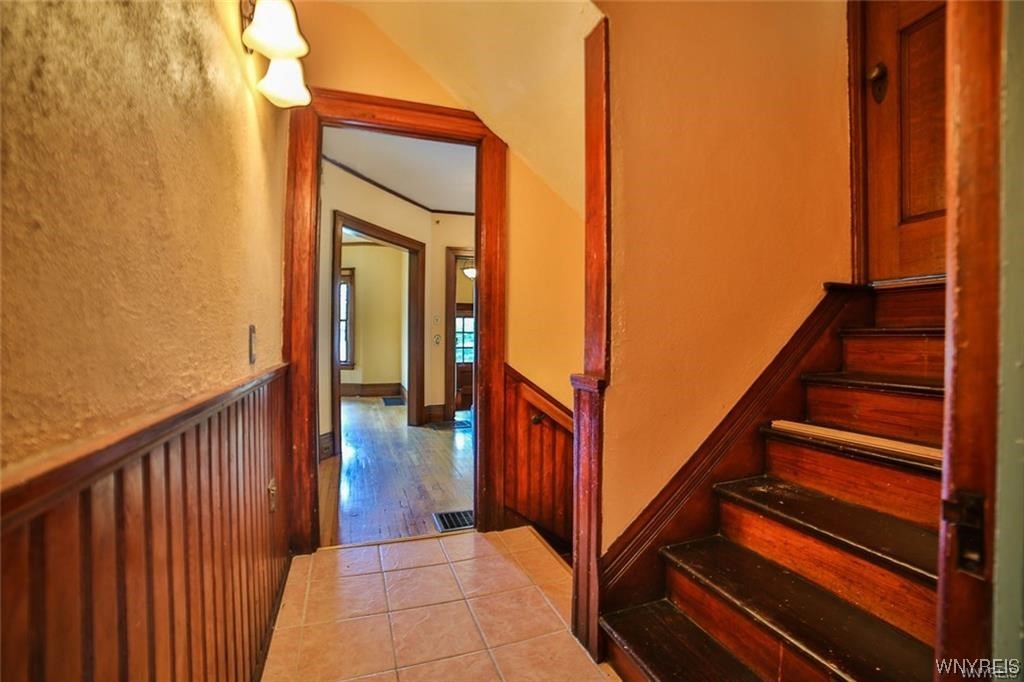 32 Colonial Circle Buffalo, NY 14213 - Photo 17 of 36 SERVICE HALLWAY.