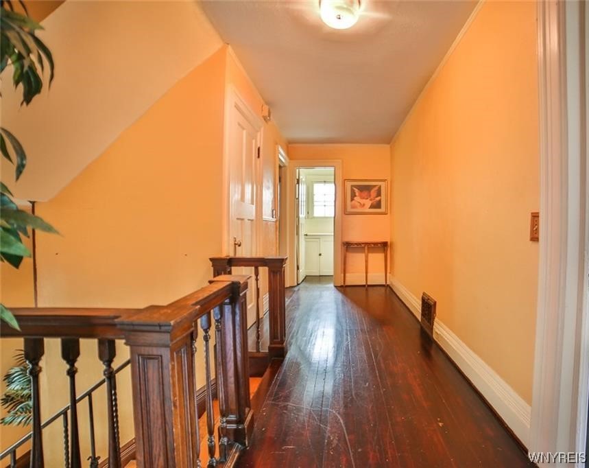 32 Colonial Circle Buffalo, NY 14213 - Photo 22 of 36 2ND FLOOR LANDING.