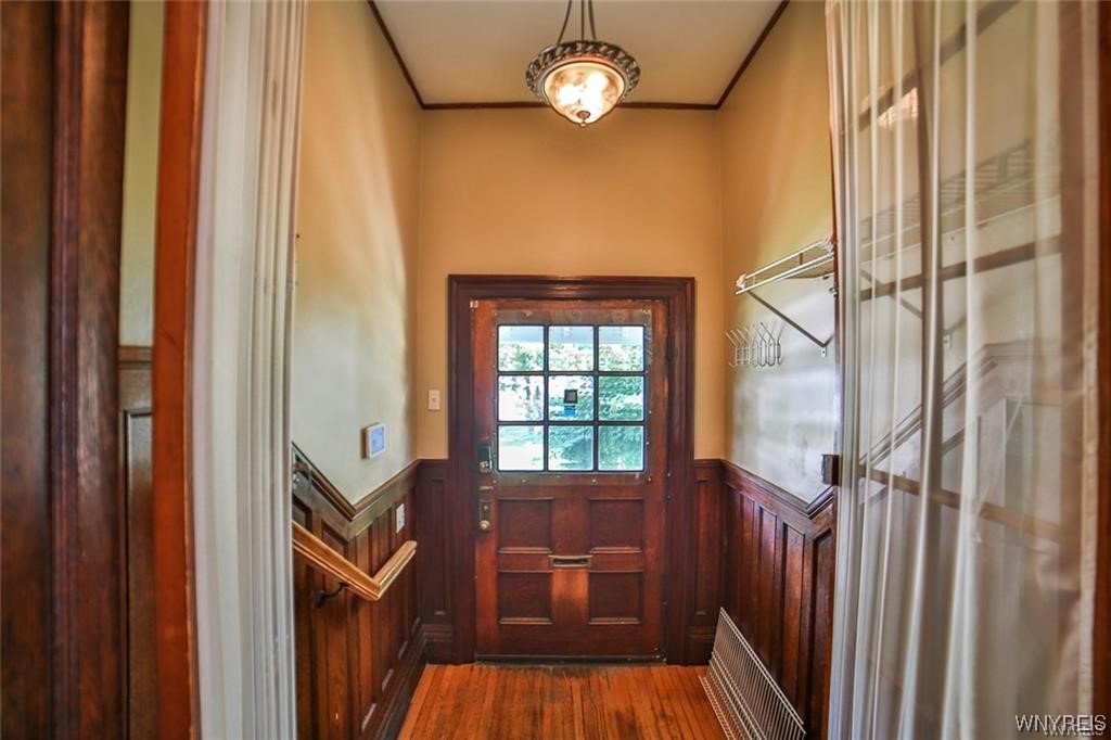 32 Colonial Circle Buffalo, NY 14213 - Photo 5 of 36 ENTRY