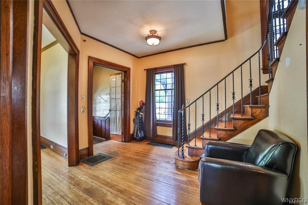 32 Colonial Circle Buffalo, NY 14213 - Photo 6 of 36 FOYER