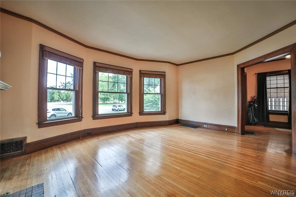 32 Colonial Circle Buffalo, NY 14213 - Photo 10 of 36 FRONT LIVING ROOM OVERLOOKING COLONIAL CIRCLE.