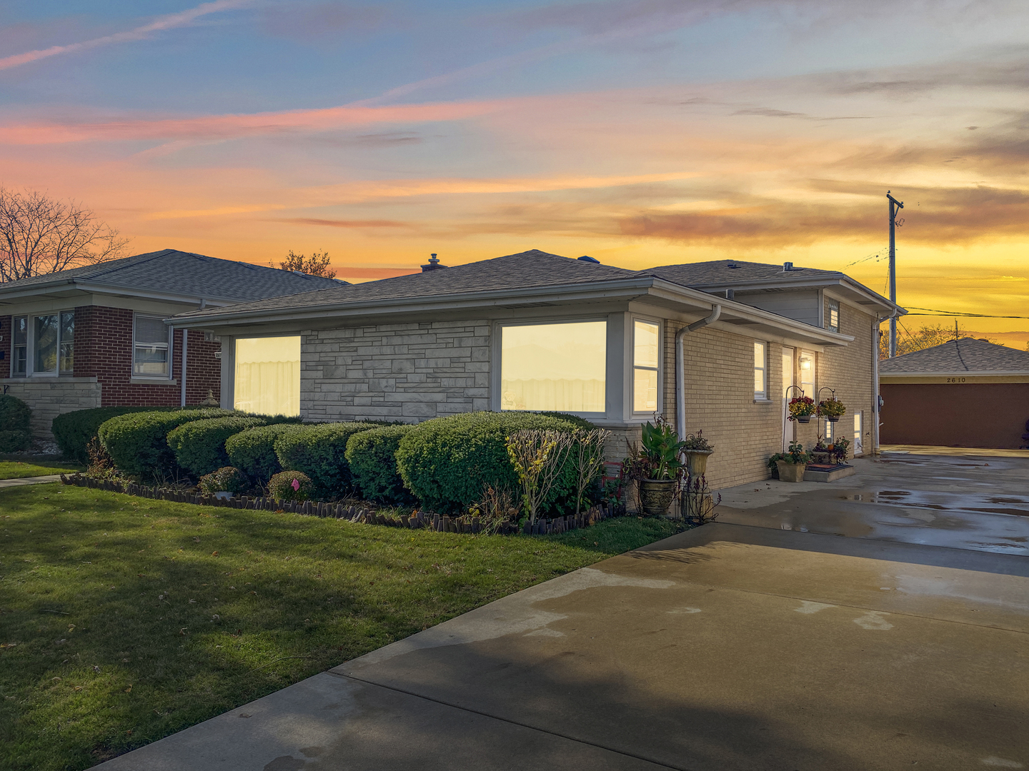 a view of a front of house with a yard