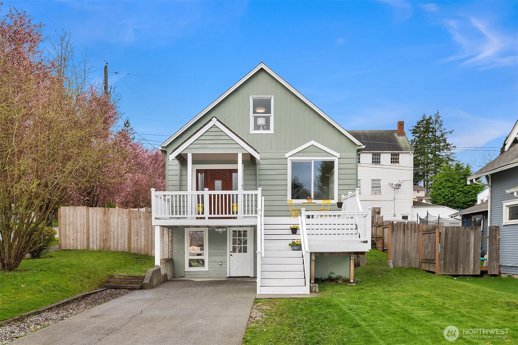 a view of a house with a yard