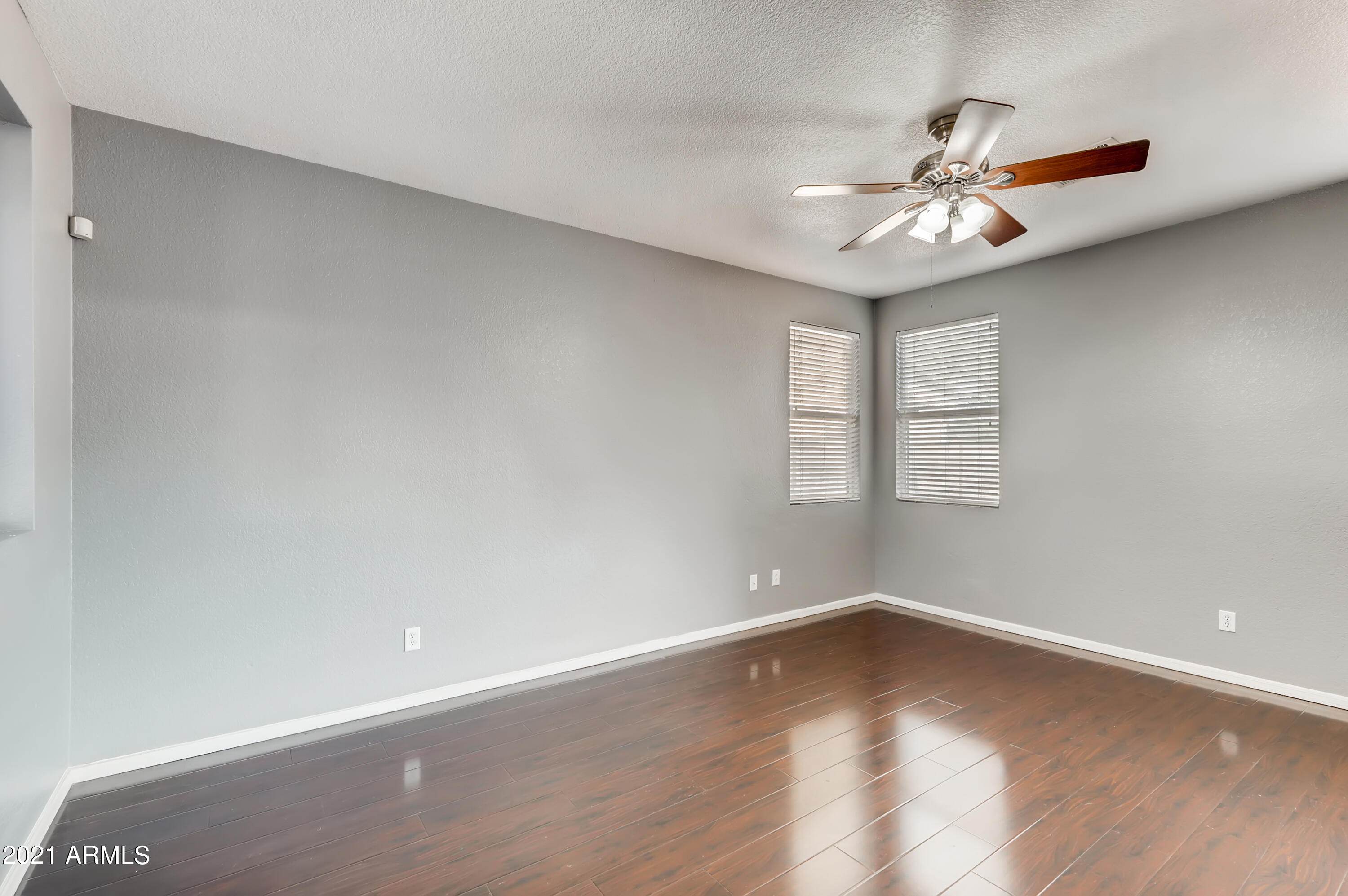 10362 West Alvarado Road Avondale, AZ 85392 - Photo 5 of 33 4-533834403-06 Living Room
