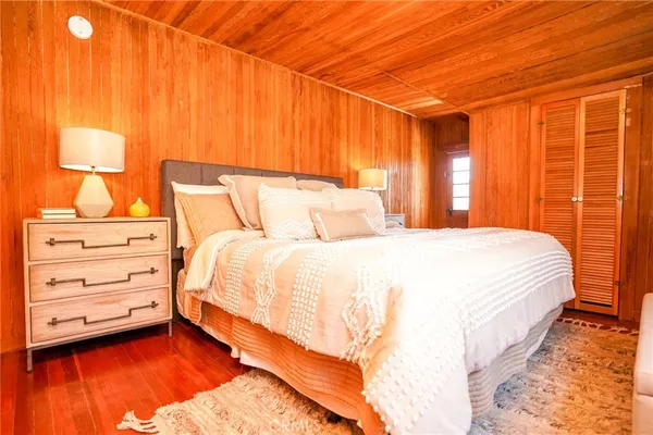 a bedroom with a bed and lamp with the small garden