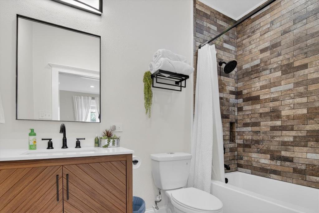 278 Leuschner Road Elm Mott, TX 76640 - Photo 28 of 31 a bathroom with a toilet a sink and bathtub