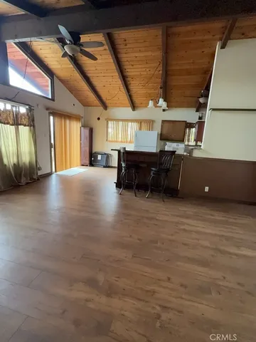 a view of livingroom with furniture