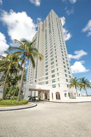 $4,300 | 800 Claughton Island Drive, Unit 905, Miami, FL 33131
