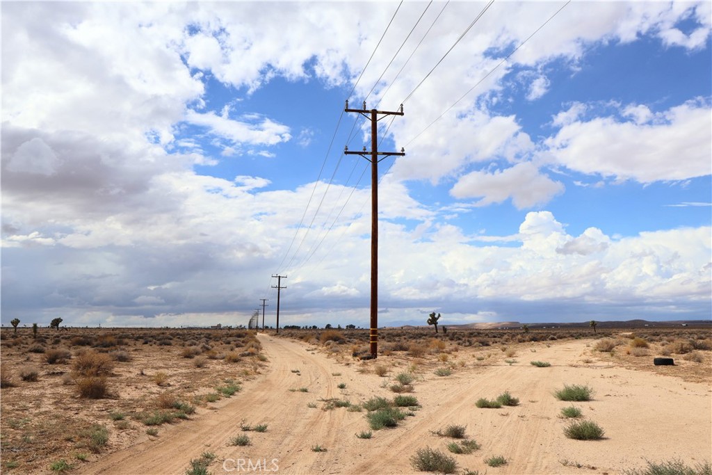 0 Twenty 20 Mule Team Road Boron, CA 93516 - Photo 4 of 8 a view of a yard with a house