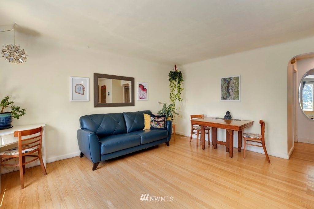 524 Southwest Sunset Boulevard Renton, WA 98057 - Photo 6 of 22 a view of a livingroom with furniture and a wooden floor