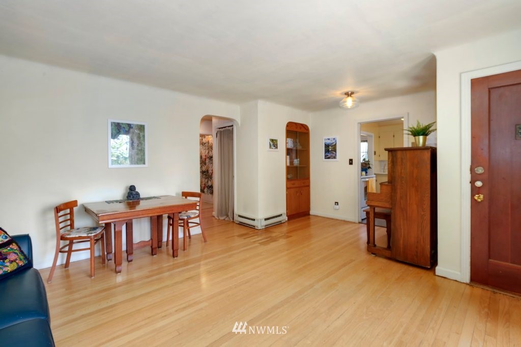 524 Southwest Sunset Boulevard Renton, WA 98057 - Photo 7 of 22 a view of a livingroom with furniture and wooden floor