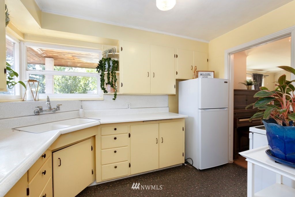 524 Southwest Sunset Boulevard Renton, WA 98057 - Photo 9 of 22 a kitchen with a refrigerator a sink and dishwasher