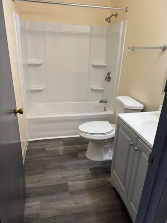 $1,400 | 3904 South Sunset Drive, Unit 3904, Greenfield, WI 53220