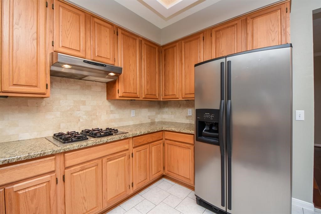 27 West Rumple Creek Place Spring, TX 77381 - Photo 12 of 32 Enjoy preparing all your favorite meals on the gas range and granite counters.