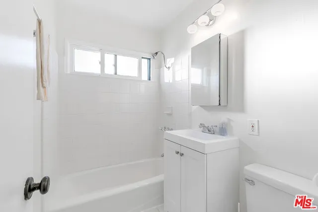 $2,400 | 2033 Euclid Street, Unit 11, Santa Monica, CA 90405