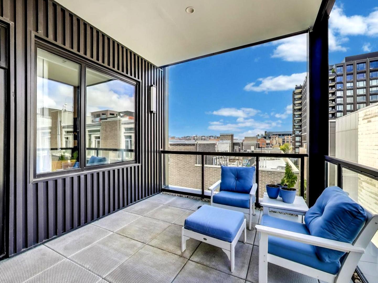 6 North Carpenter Street, Unit 5B Chicago, IL 60607 - Photo 19 of 40 a living room with furniture and a floor to ceiling window