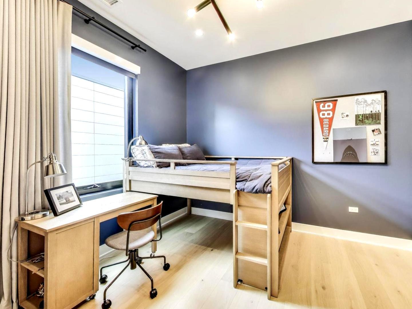 6 North Carpenter Street, Unit 5B Chicago, IL 60607 - Photo 22 of 40 a workspace with furniture and window