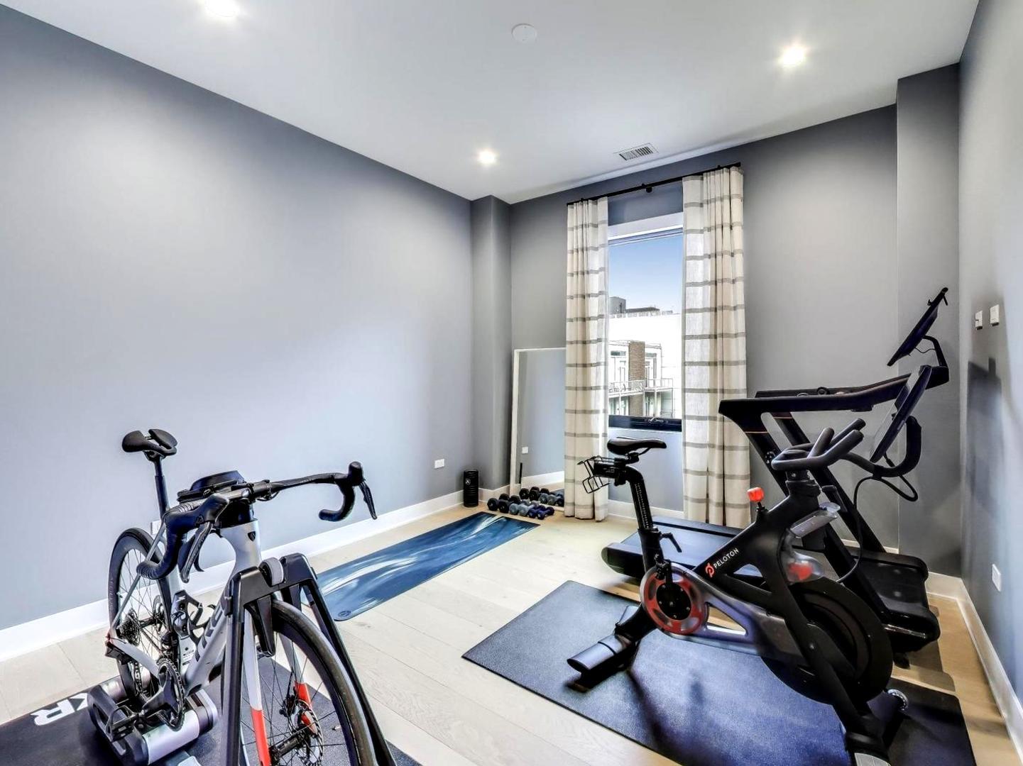 6 North Carpenter Street, Unit 5B Chicago, IL 60607 - Photo 26 of 40 a view of a room with gym equipment