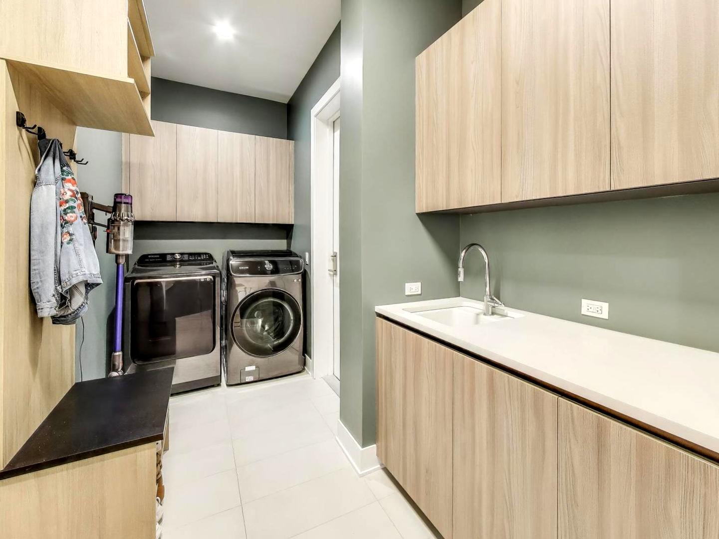 6 North Carpenter Street, Unit 5B Chicago, IL 60607 - Photo 28 of 40 a utility room with sink dryer and washer