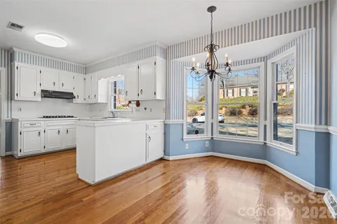 $675,000 | 754 Charter Place, Charlotte, NC 28211