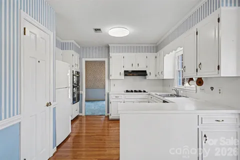 $675,000 | 754 Charter Place, Charlotte, NC 28211