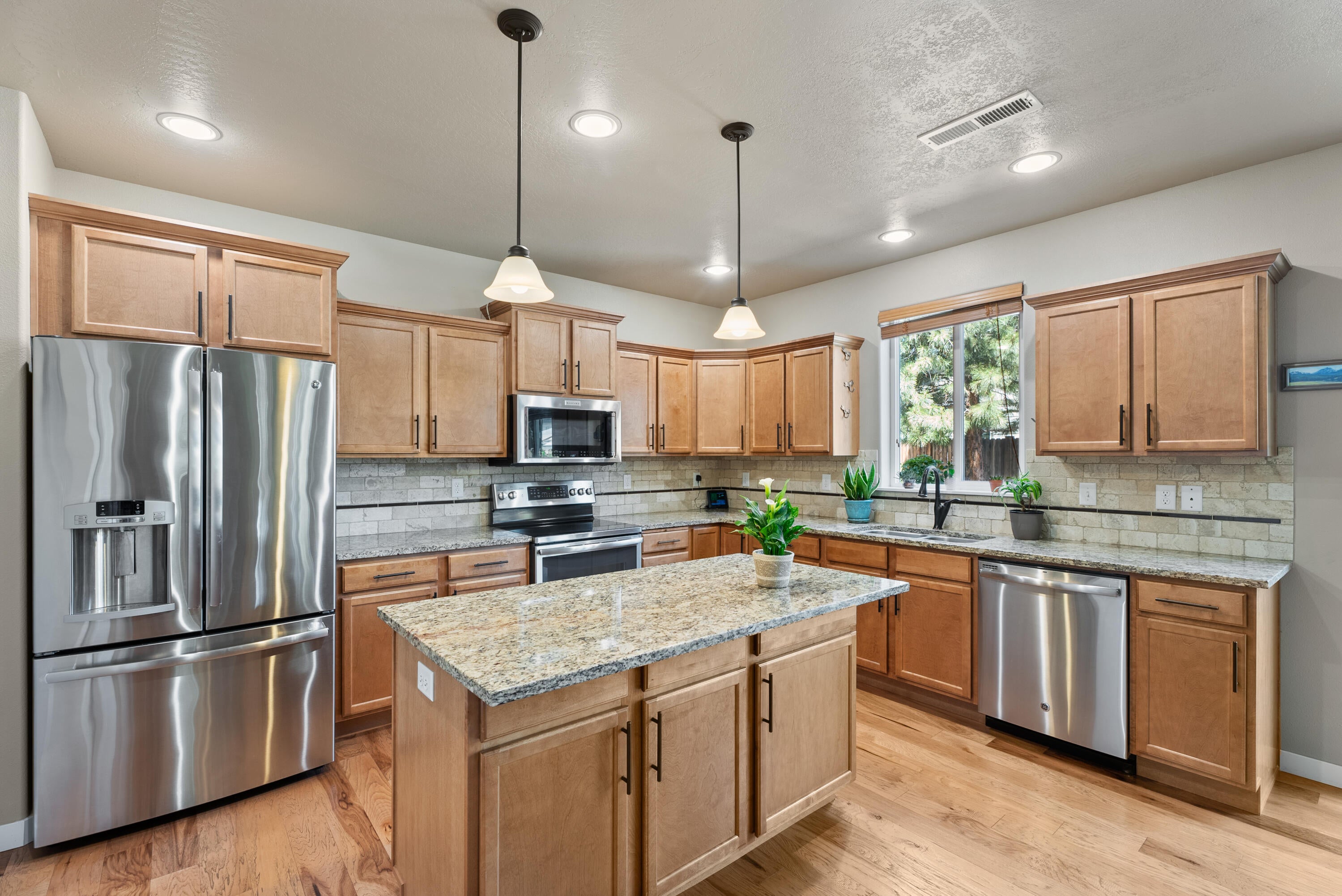 482 North Village Meadows Road Sisters, OR 97759 - Photo 6 of 34 32-print-Riley Visuals-32