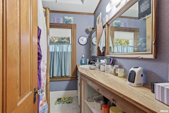 $124,000 | 1322 27th Avenue, Moline, IL 61265