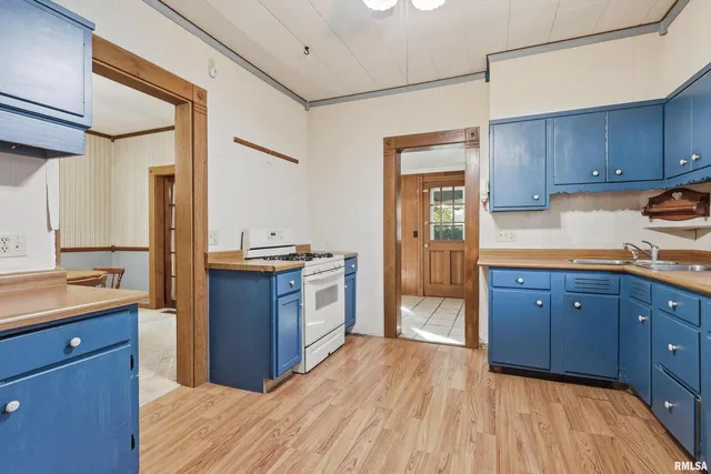 $124,000 | 1322 27th Avenue, Moline, IL 61265