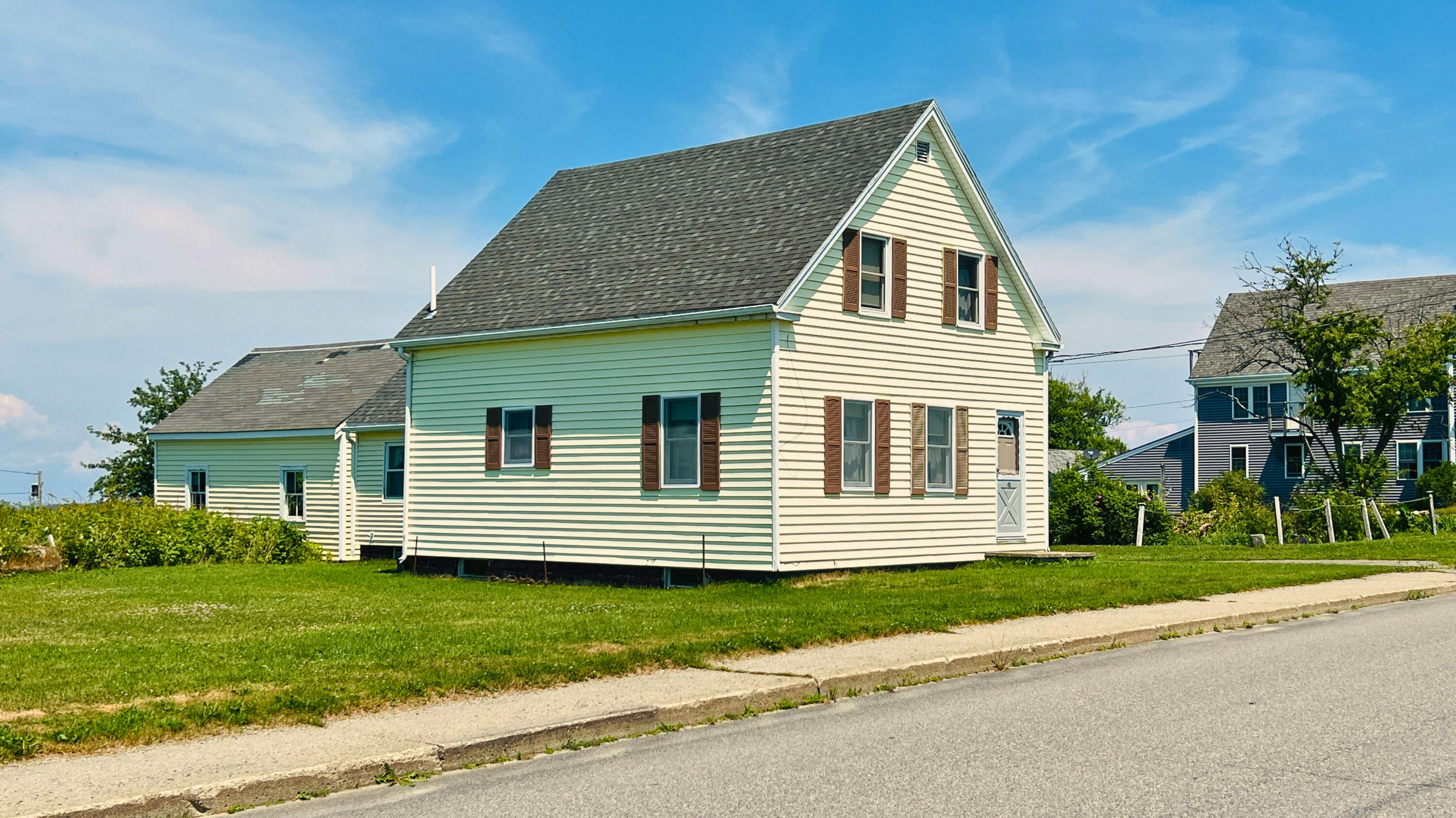 49 Main Street Lubec, ME 04652 - Photo 2 of 24 ac5c9bc2-92be-4aa4-a201-95f8861296e2