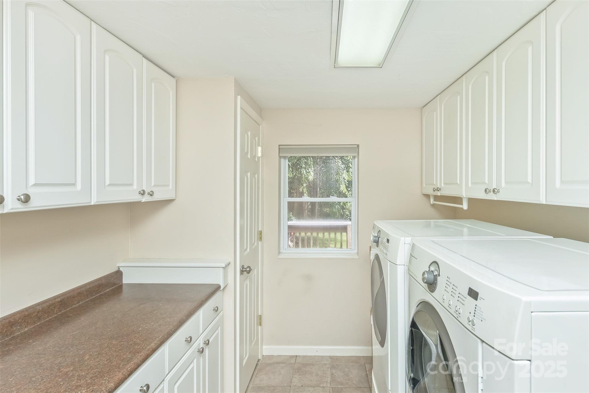 15 Beaverdam Knoll Road Asheville, NC 28804 - Photo 14 of 39 a utility room with dryer and washer