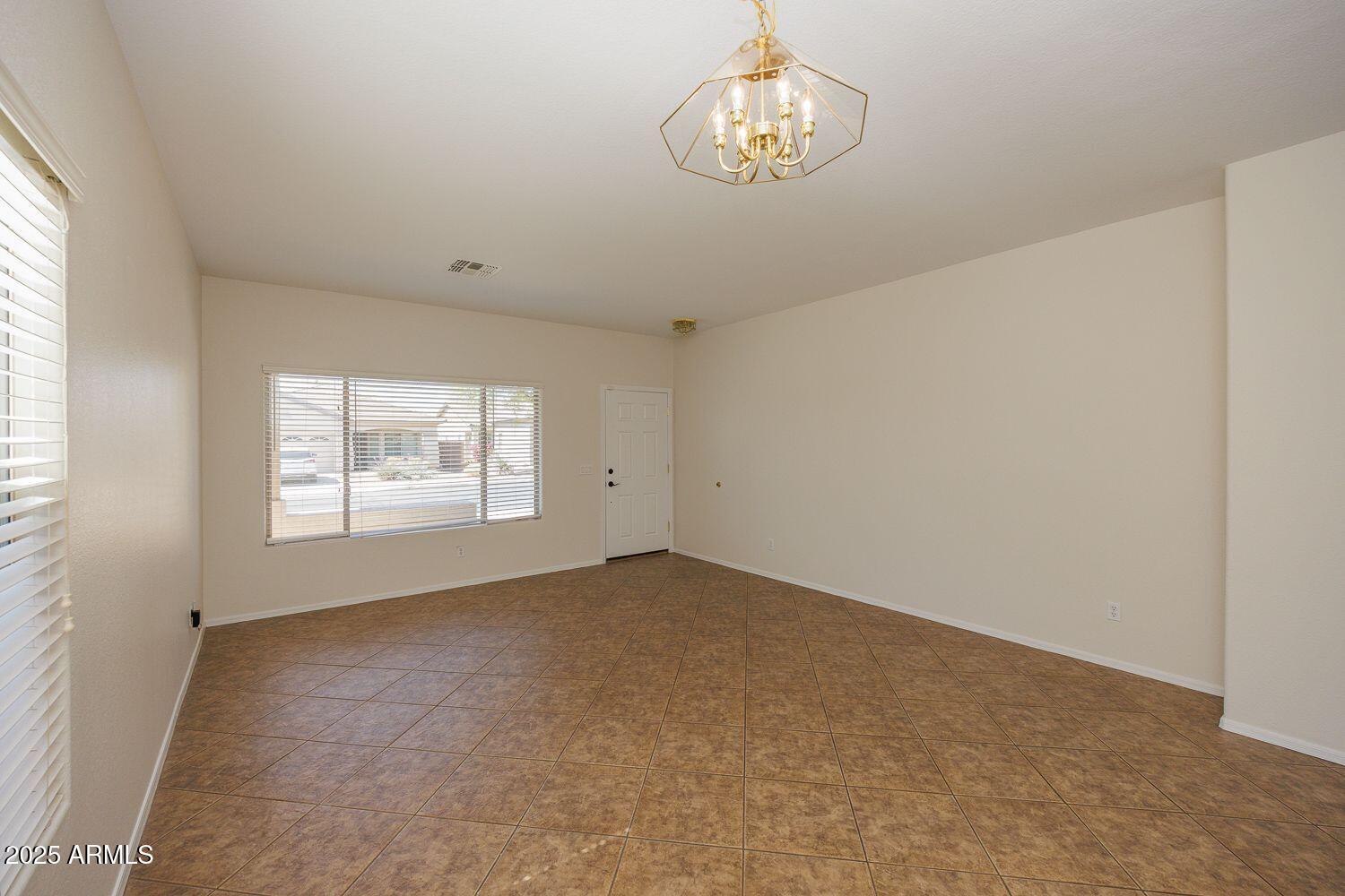 14552 West Hearn Road Surprise, AZ 85379 - Photo 5 of 45 OY73d14w