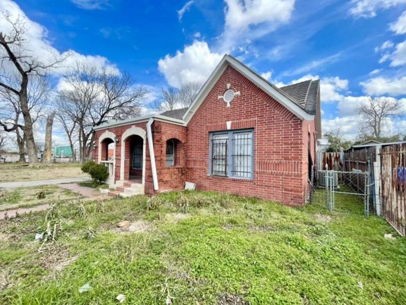 2814 Elysian Street Houston, TX 77009 - Photo 2 of 10 a view of a yard in front of house