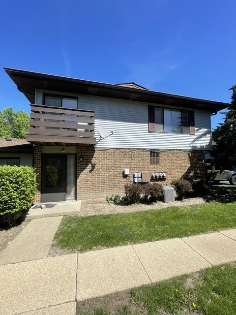 a view of a house with yard