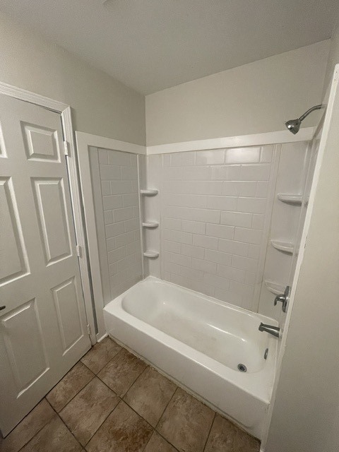 1590 Perry Court, Unit A Aurora, IL 60505 - Photo 15 of 17 a bathroom with a bath tub