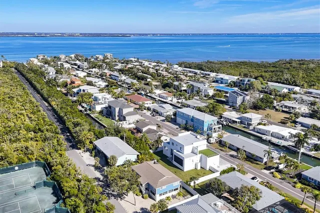 $950,000 | 651 Jungle Queen Way, Longboat Key, FL 34228