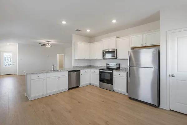 $2,115 | 128 Paria Court, Jarrell, TX 76537