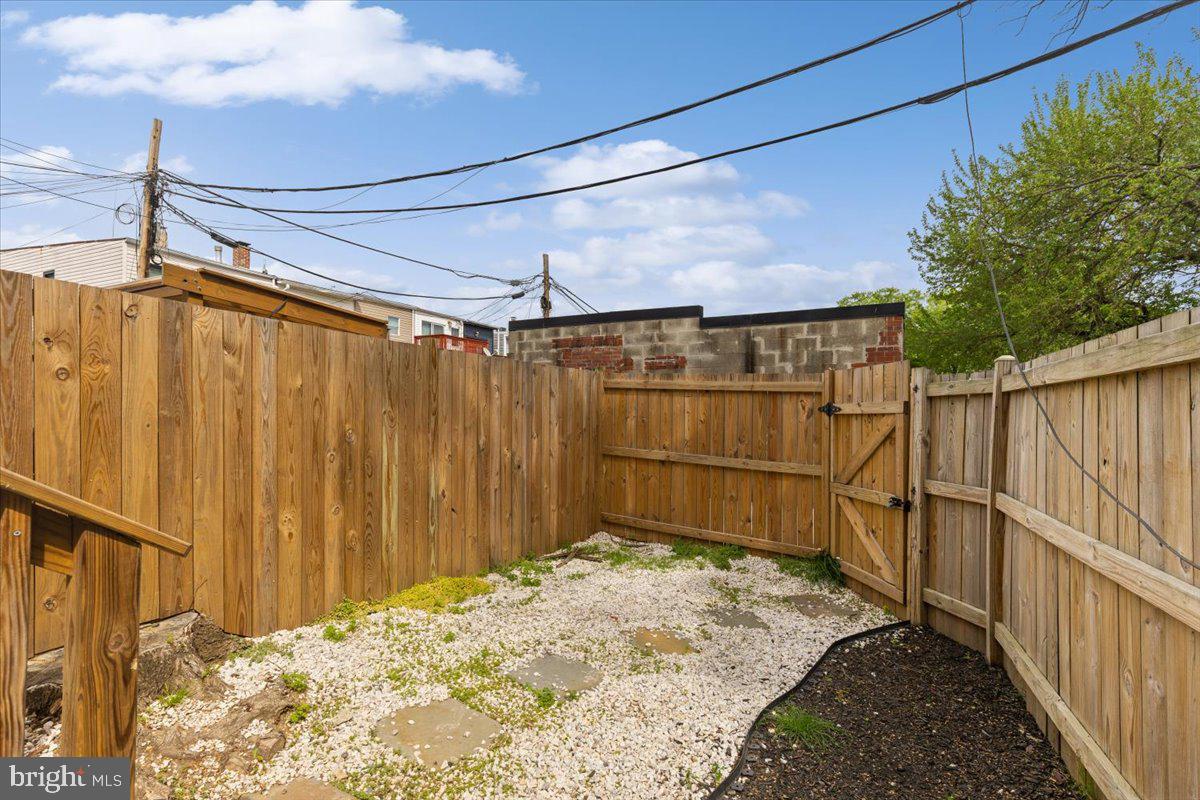 635 20th Street Northeast Washington, DC 20002 - Photo 27 of 32 a view of a backyard