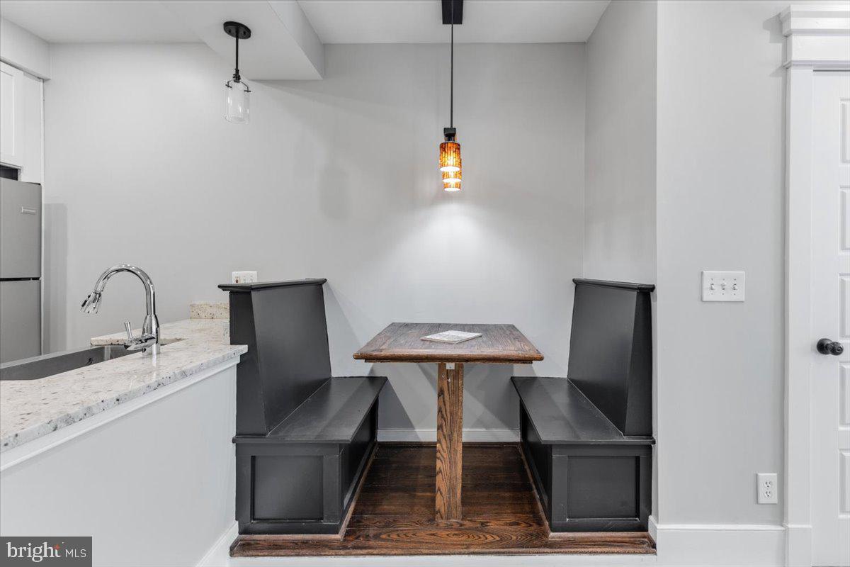 635 20th Street Northeast Washington, DC 20002 - Photo 9 of 33 a workspace with furniture and window