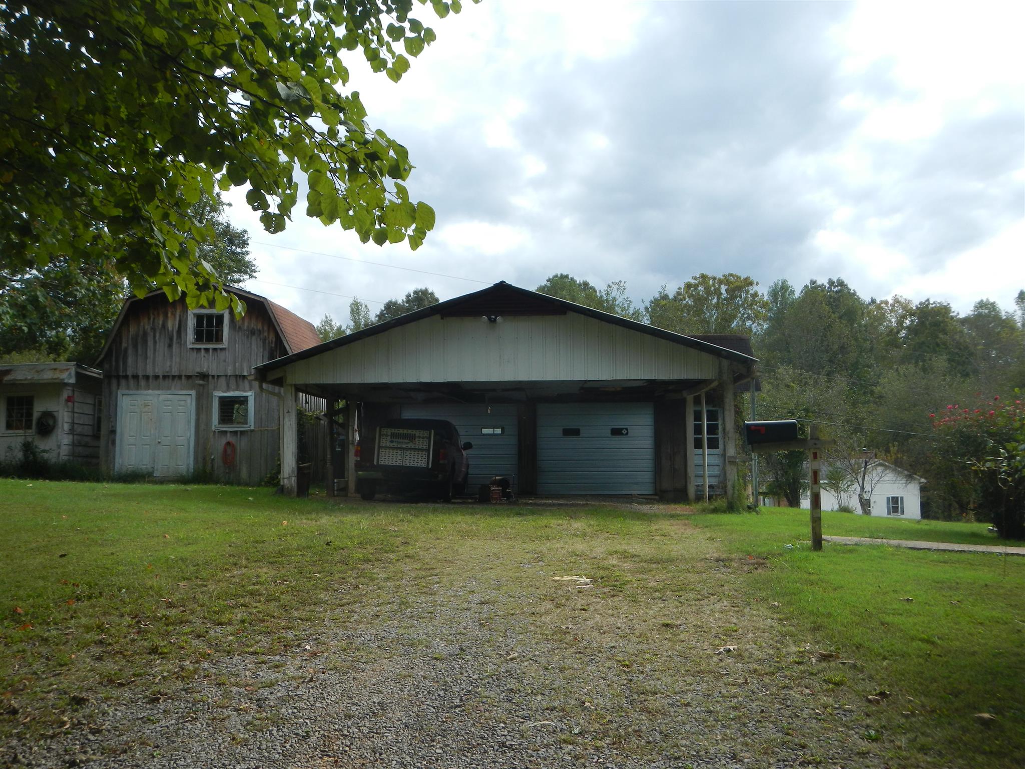 775 Iron Workers Road Clarksville, TN 37043 - Photo 5 of 8 Garage