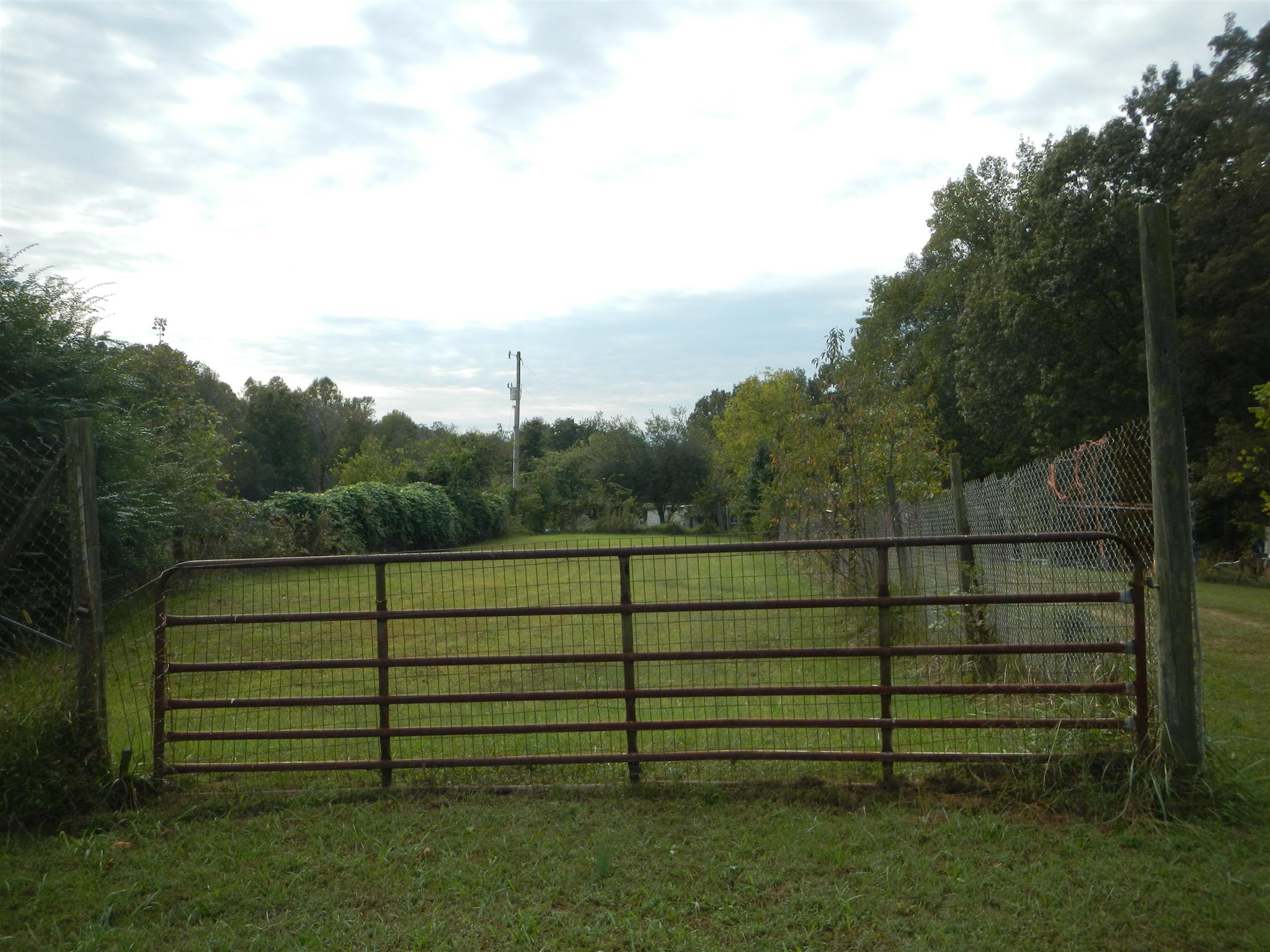 775 Iron Workers Road Clarksville, TN 37043 - Photo 6 of 8 Small fenced area