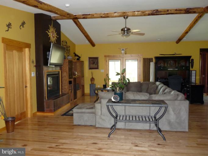 20411 Townsend Road Rohrersville, MD 21779 - Photo 9 of 30 Living Room