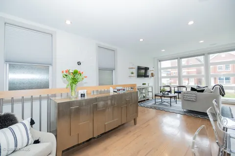 $587,000 | 1221 East 46th Street, Unit 1, Chicago, IL 60653