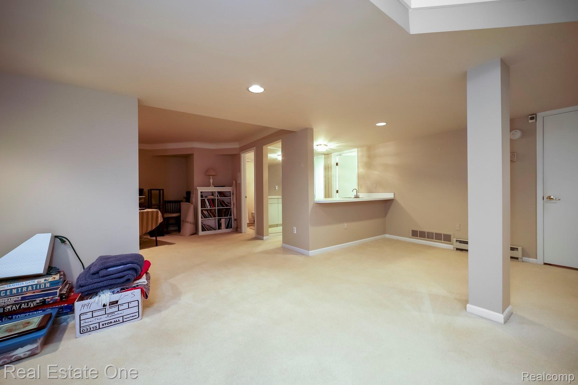 2176 London Bridge Drive, Unit 41 Rochester, MI 48307 - Photo 11 of 17 010-photo-family-room-7598299.jpg
