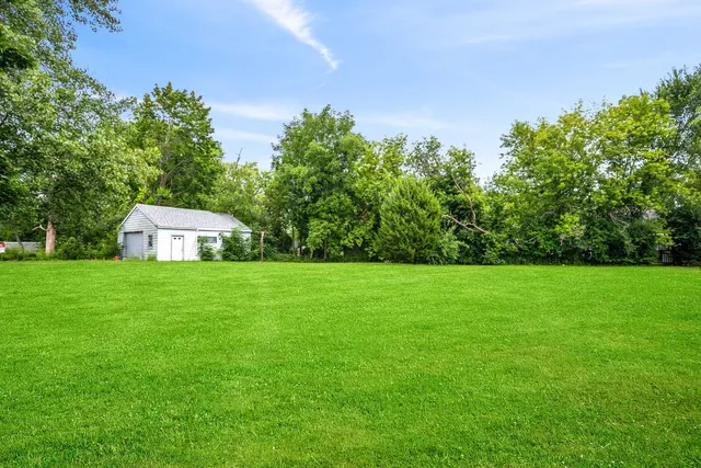 a view of a back yard