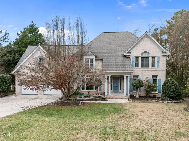 a view of a house with backyard and garden