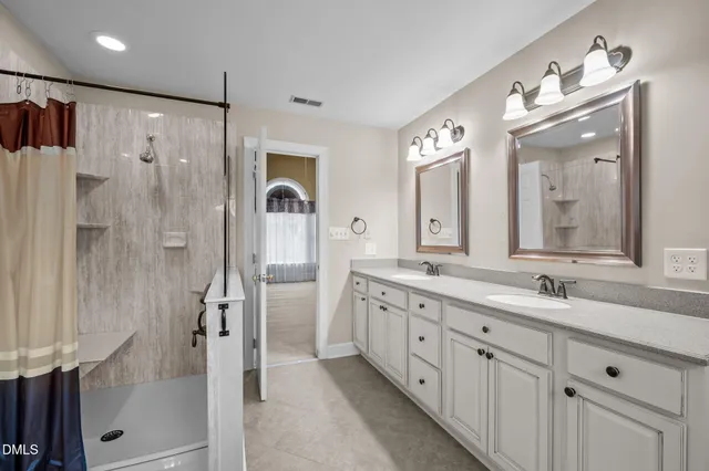 a view of a house with backyard and trees